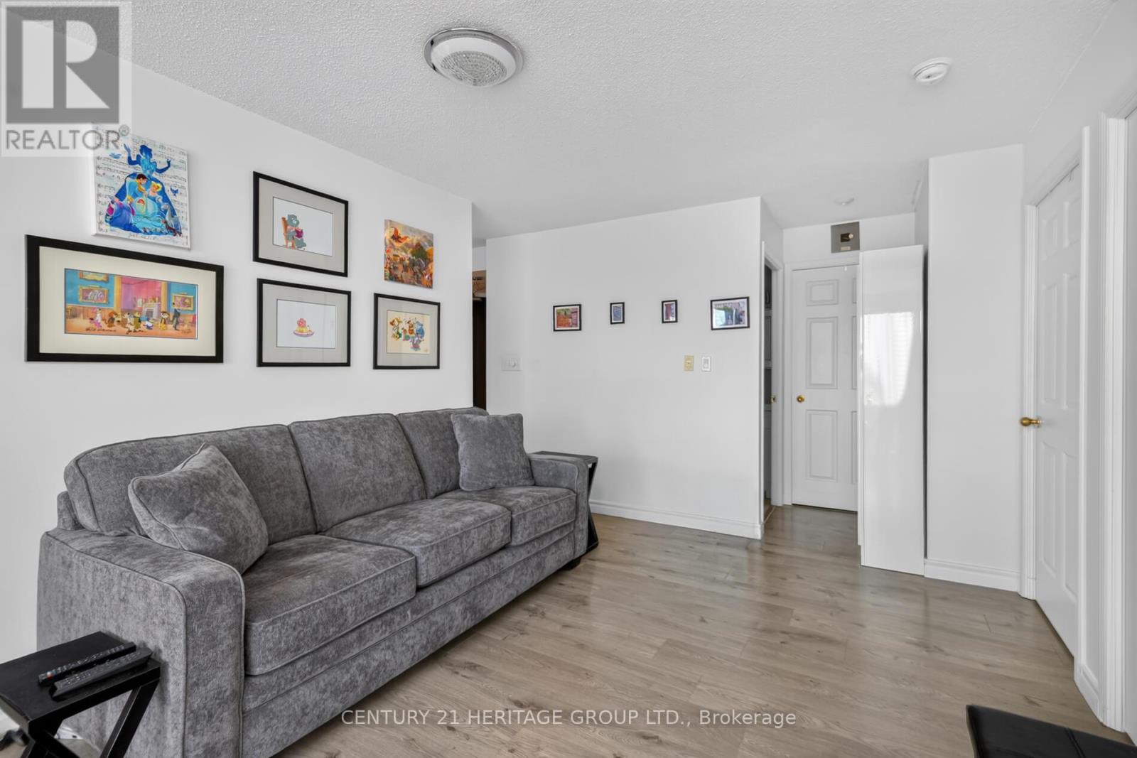 #1017 39 ONEIDA CRESCENT - 4