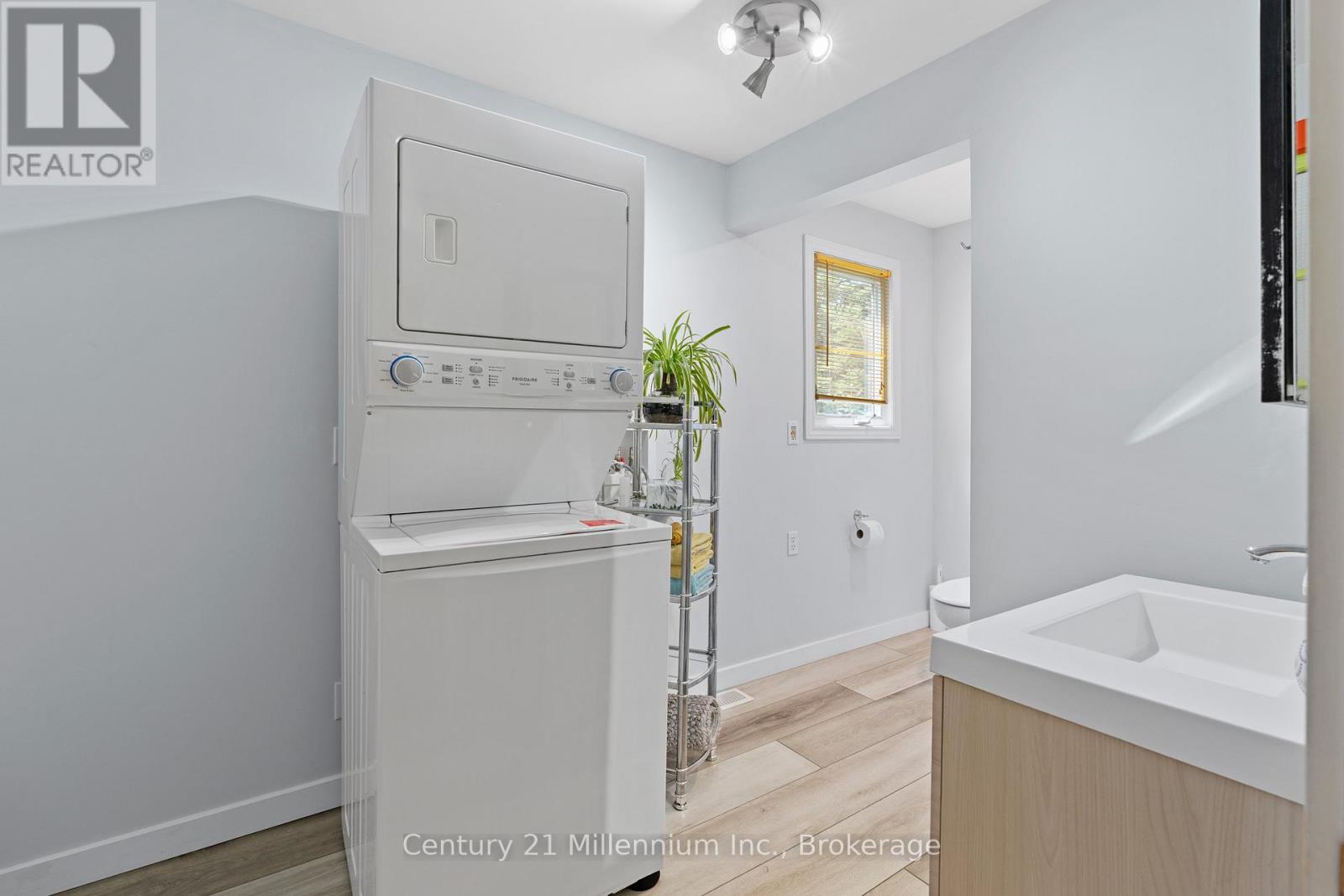 553 BAY STREET - 24