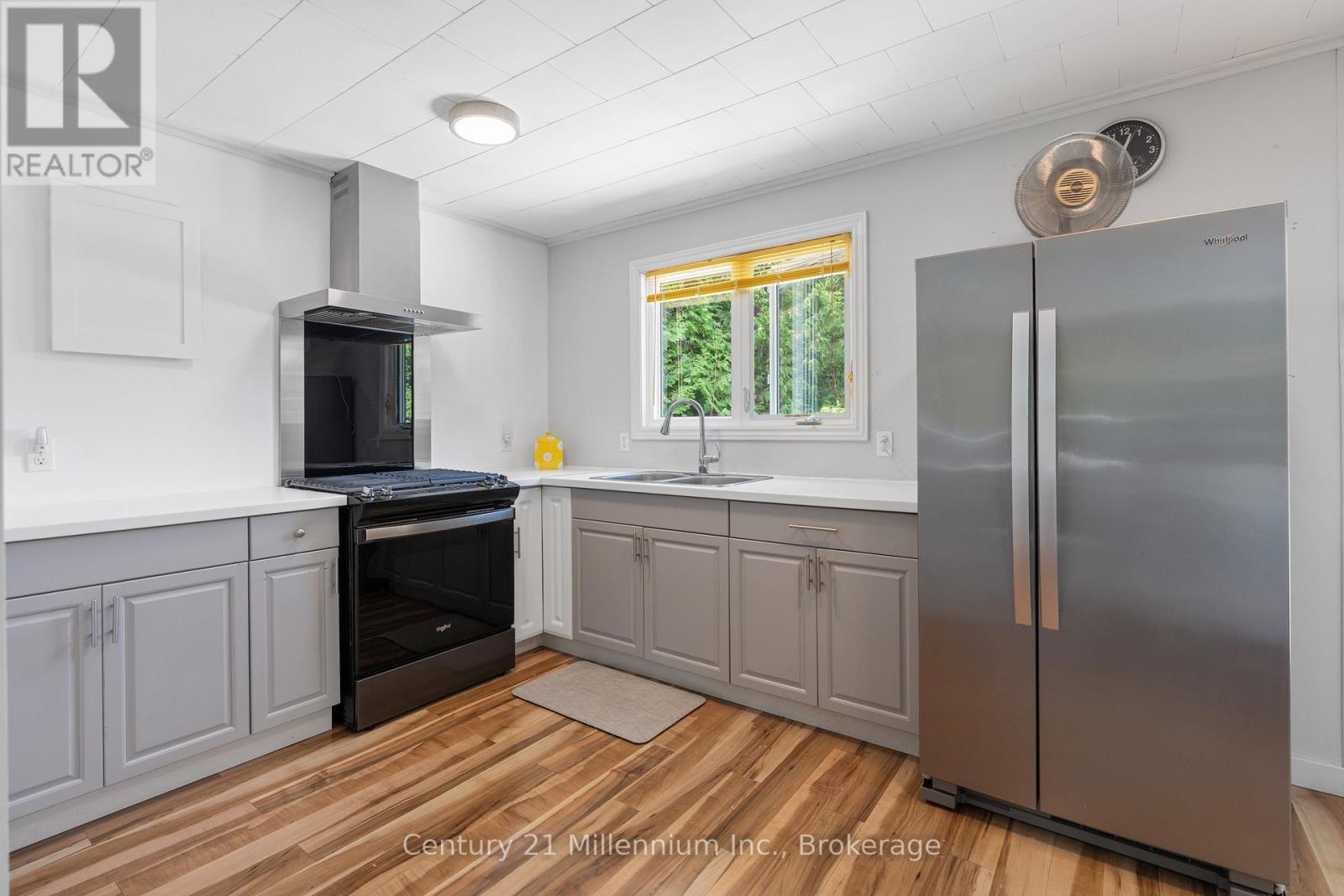 553 BAY STREET - 21