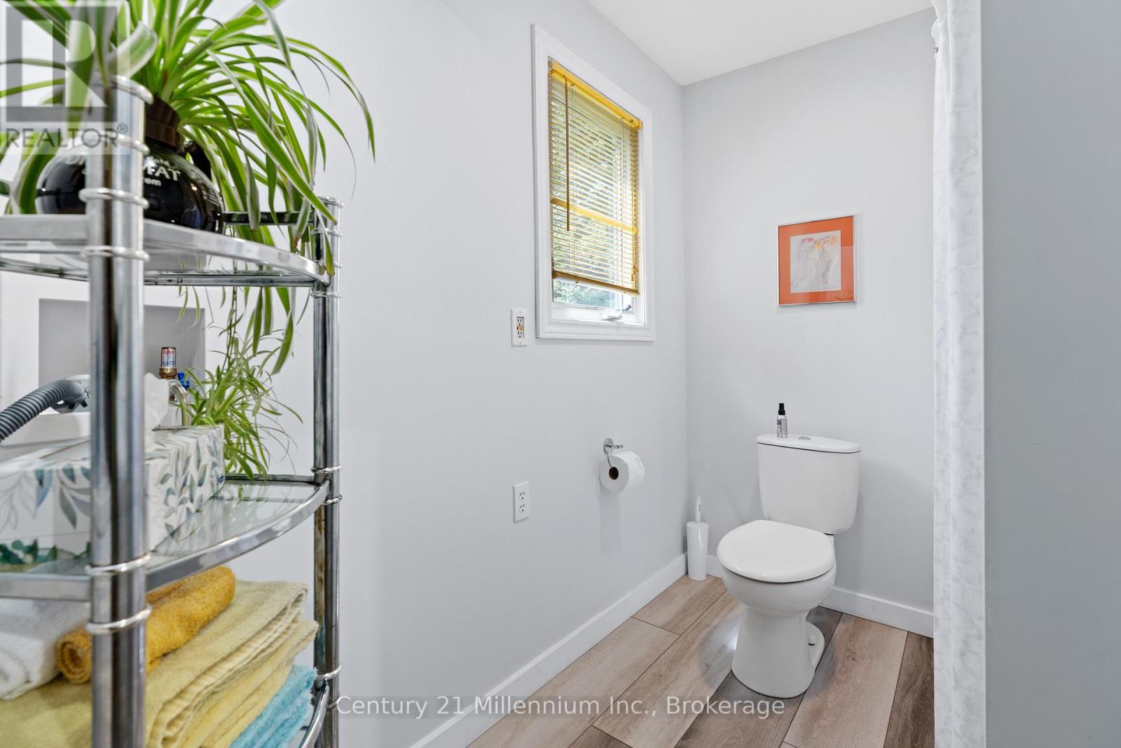 553 BAY STREET - 25