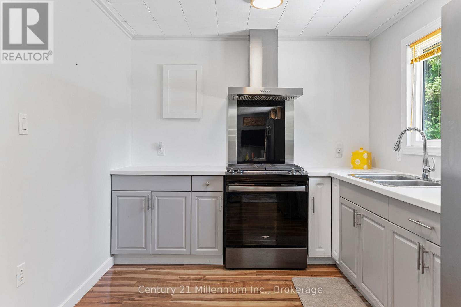 553 BAY STREET - 20