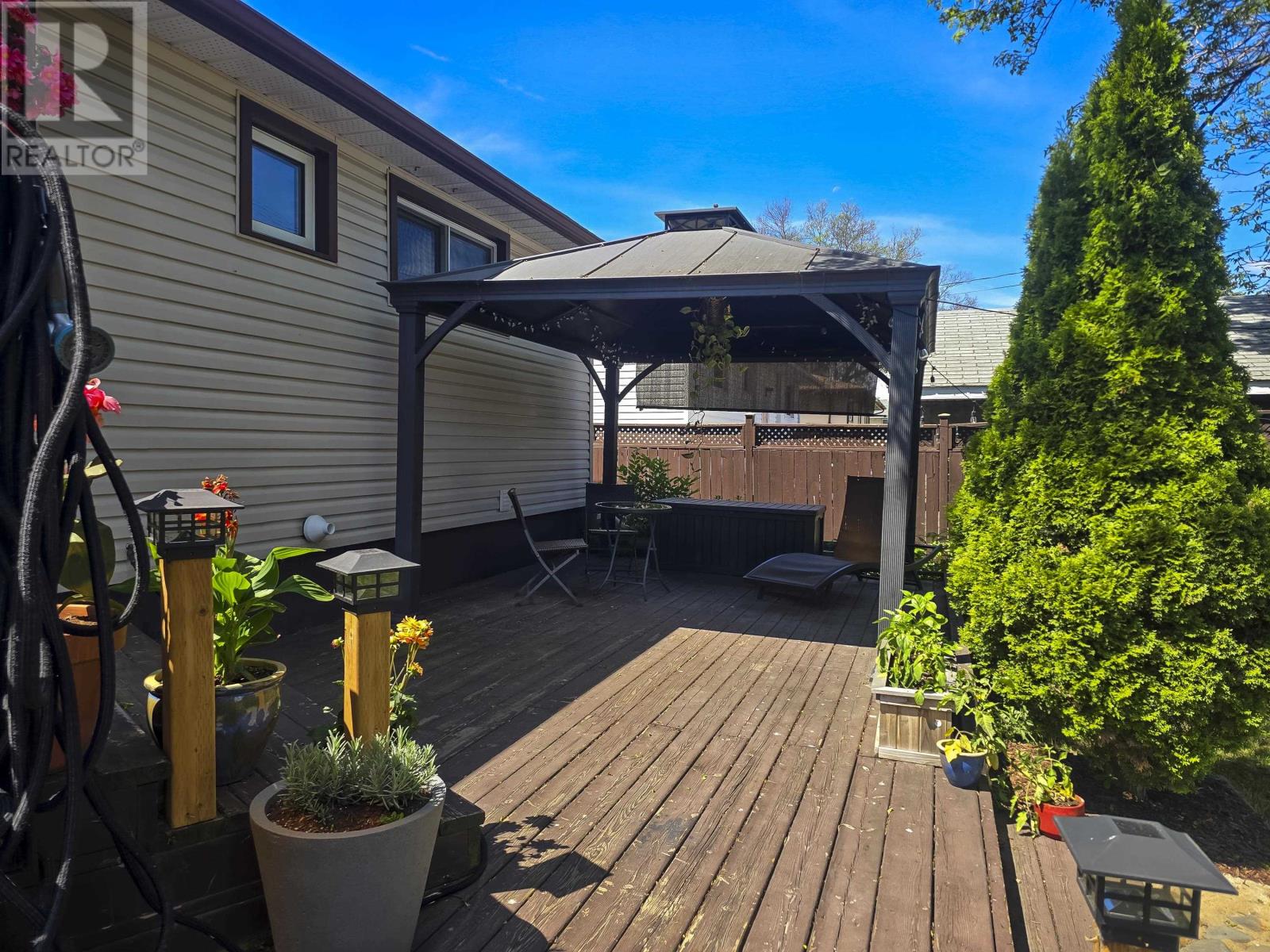 105 Spruce CT - 34