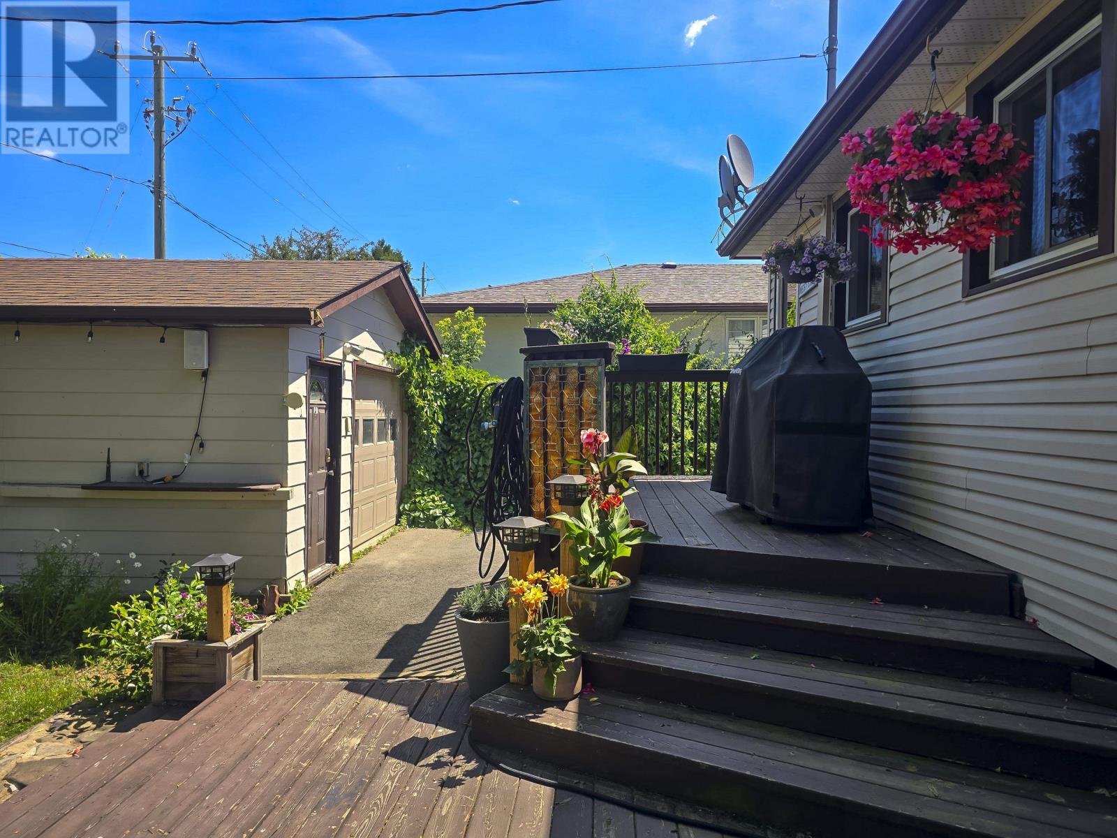 105 Spruce CT - 33