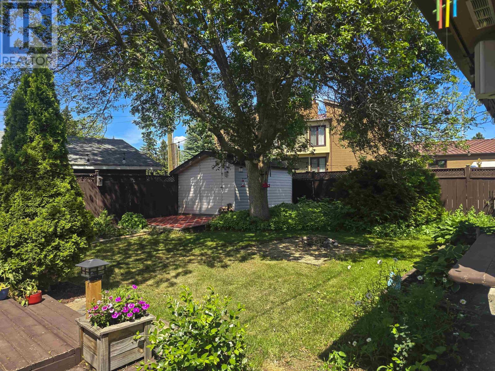 105 Spruce CT - 40
