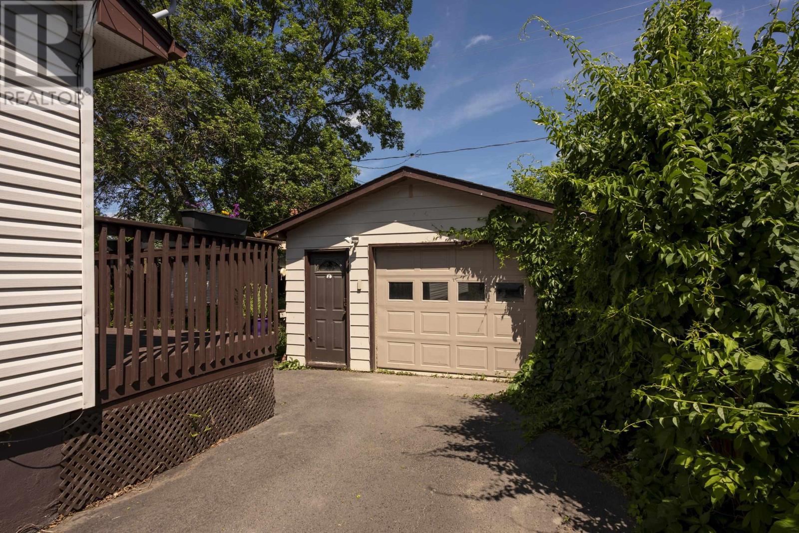 105 Spruce CT - 41