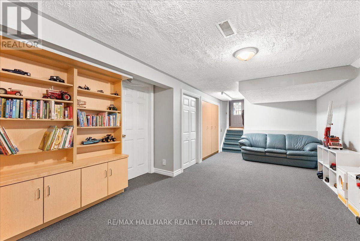 545 ST GEORGE STREET E - 35