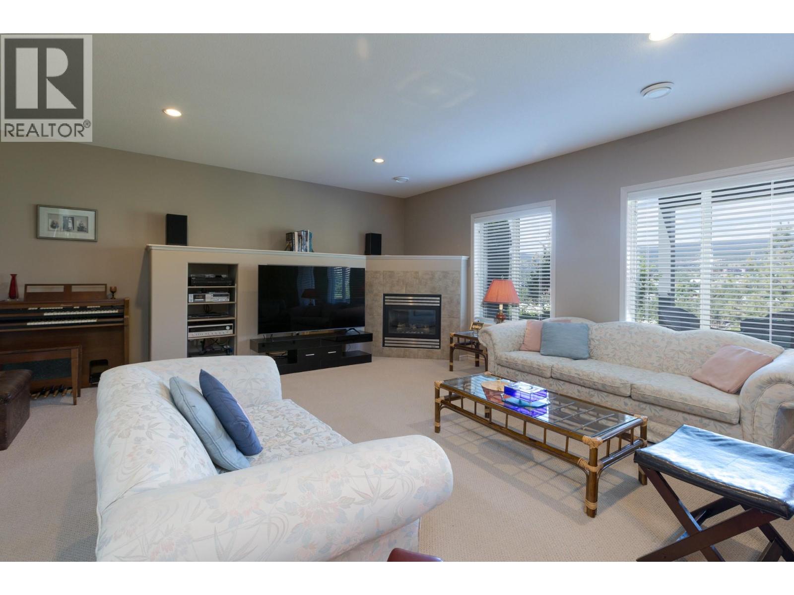 #29 3512 Ridge Boulevard - 28