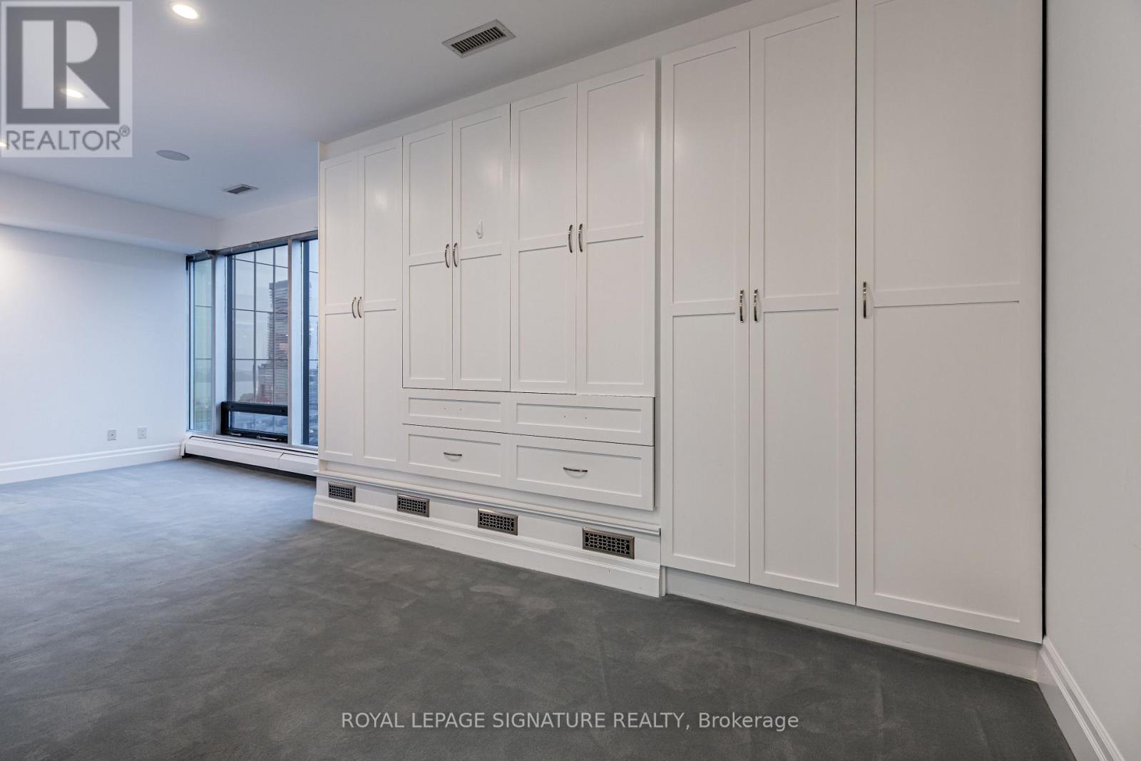 #2202 30 WELLINGTON STREET E - 22