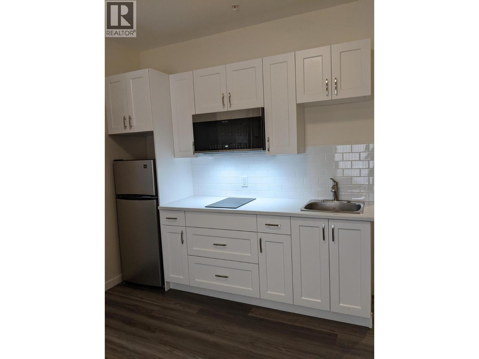  6203 Willow Avenue, Summerland