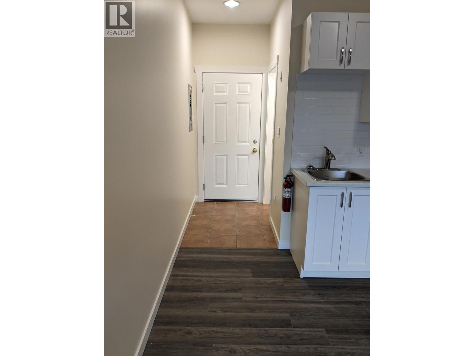  6203 Willow Avenue, Summerland