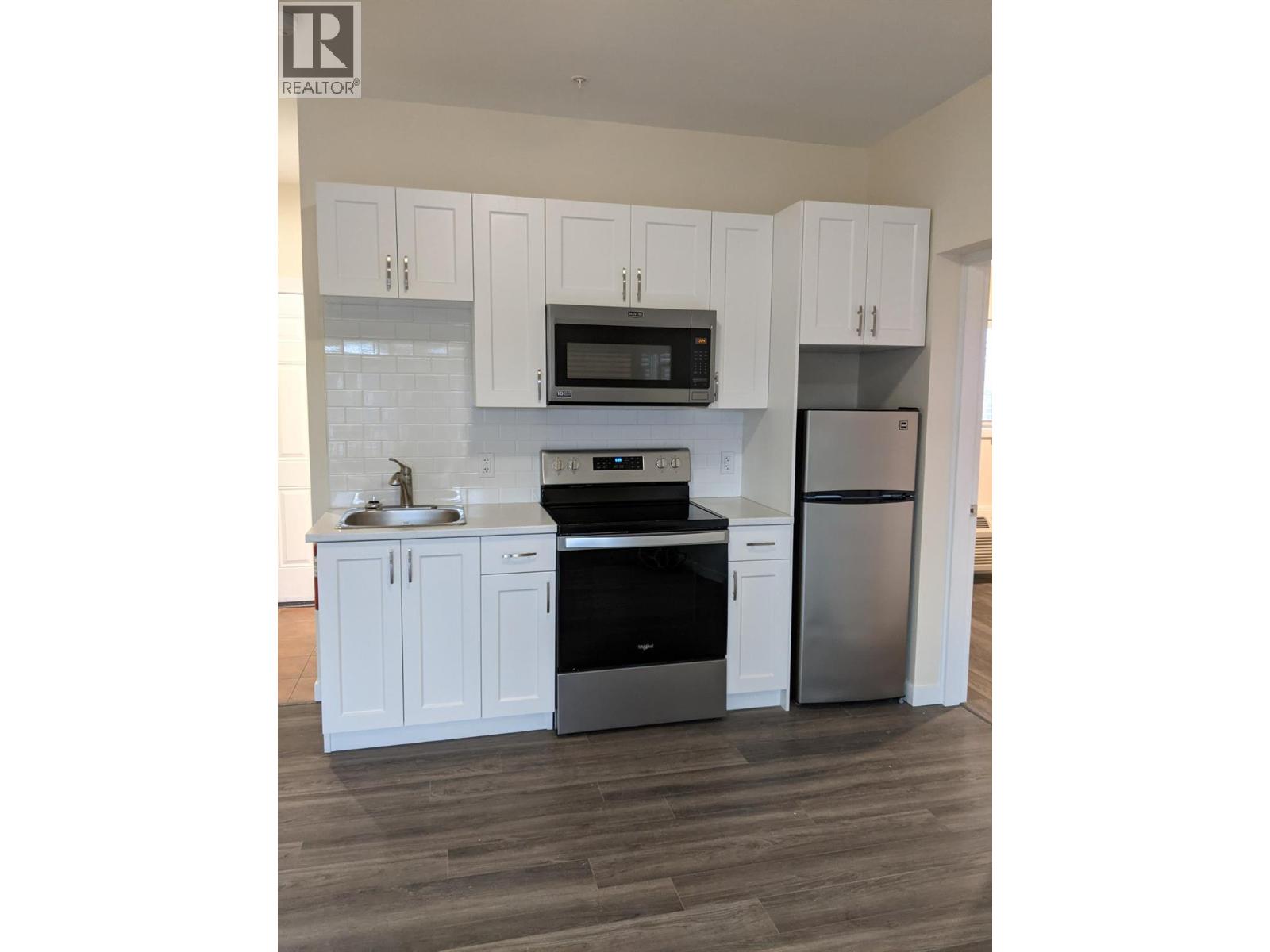  6203 Willow Avenue, Summerland