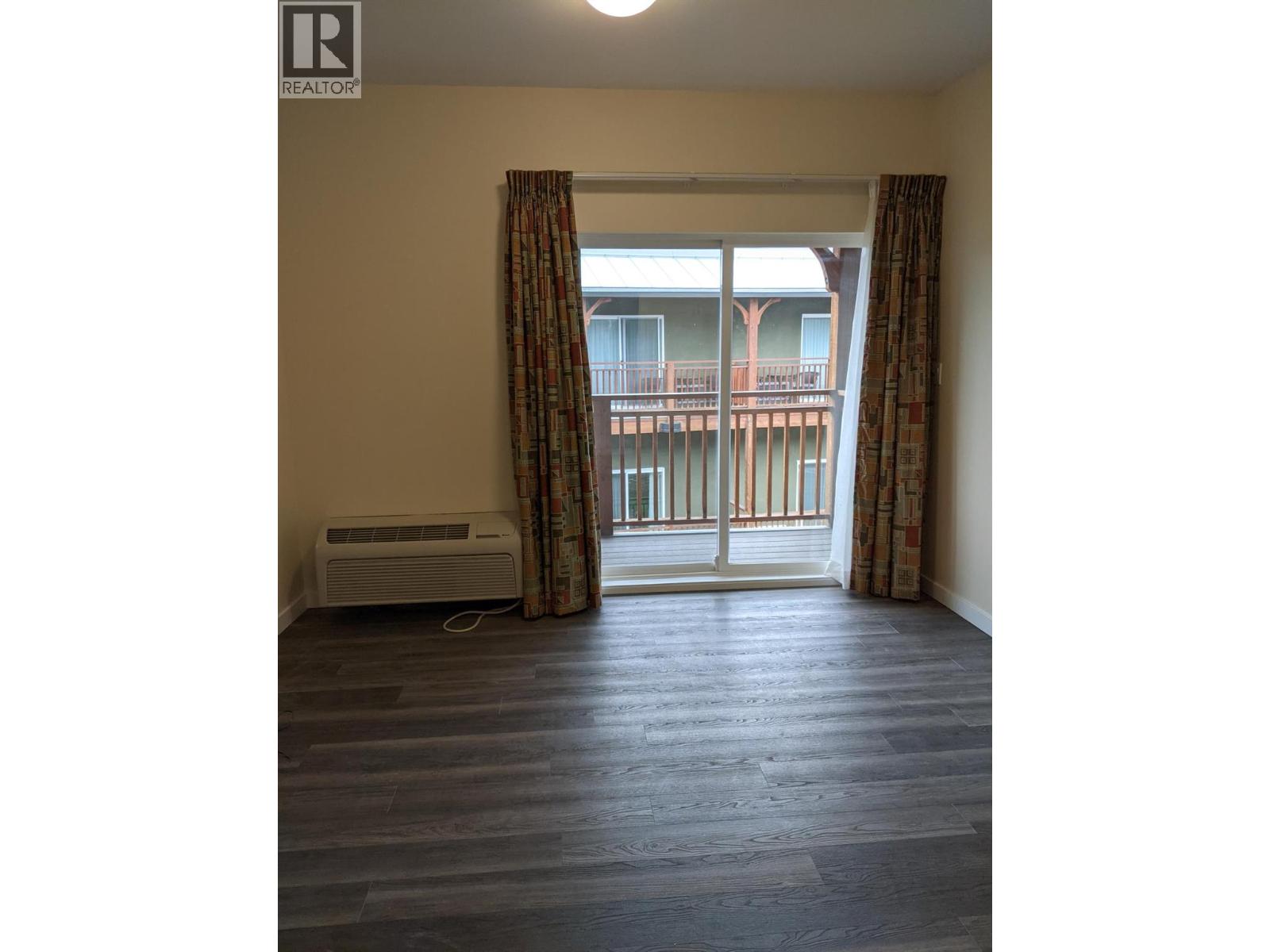  6203 Willow Avenue, Summerland