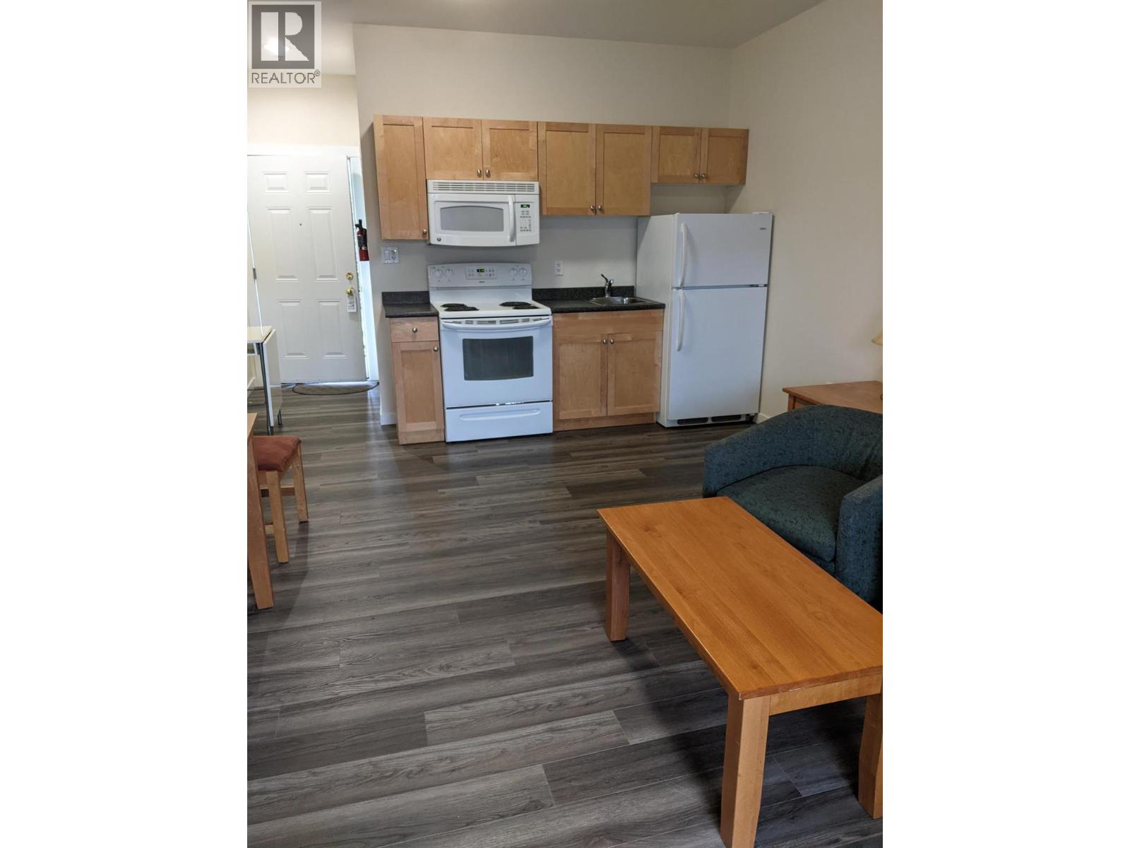  6203 Willow Avenue, Summerland