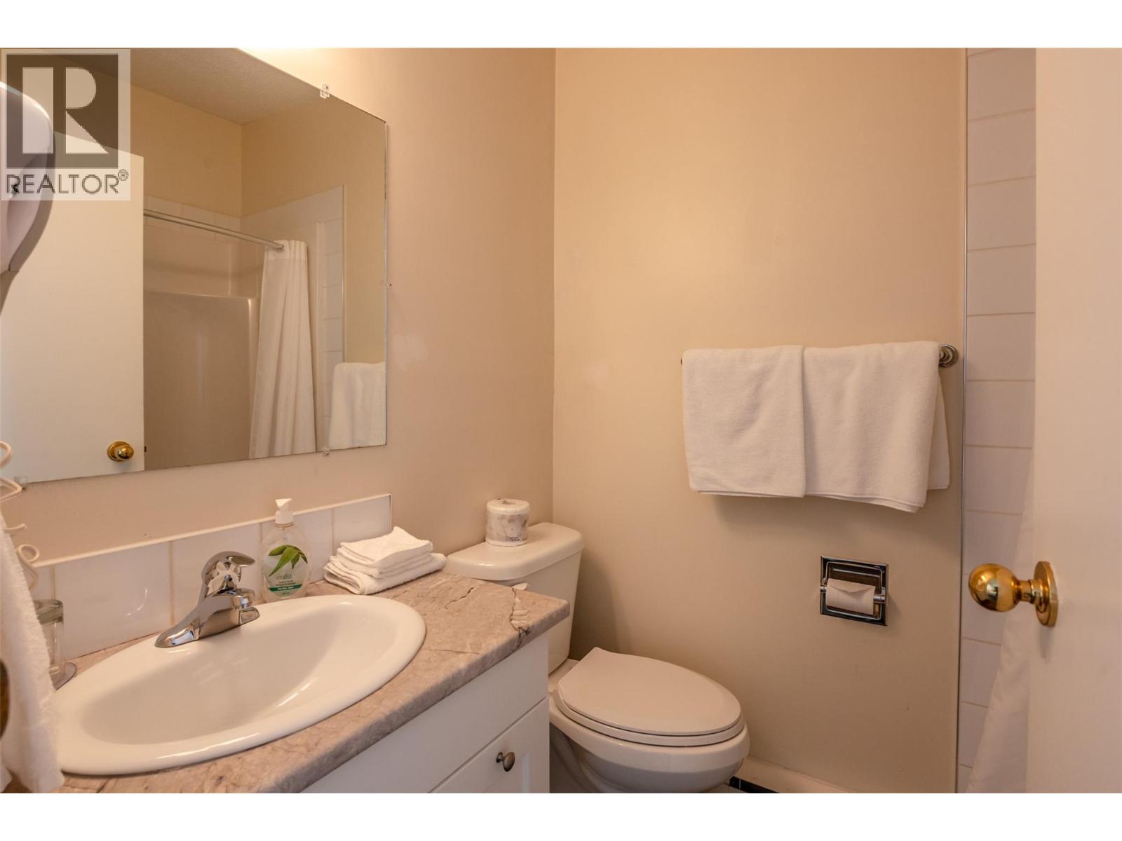  6203 Willow Avenue, Summerland