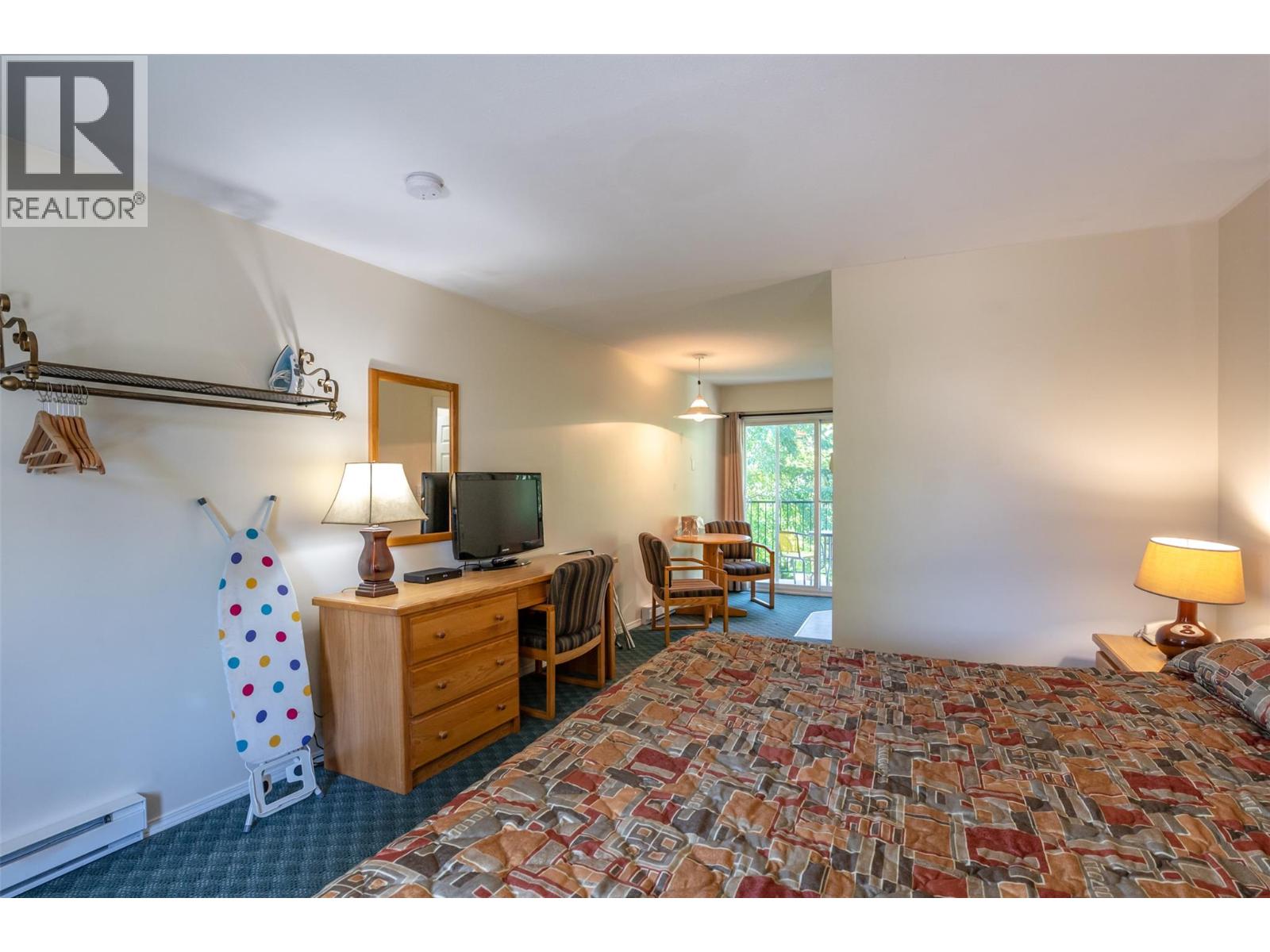  6203 Willow Avenue, Summerland