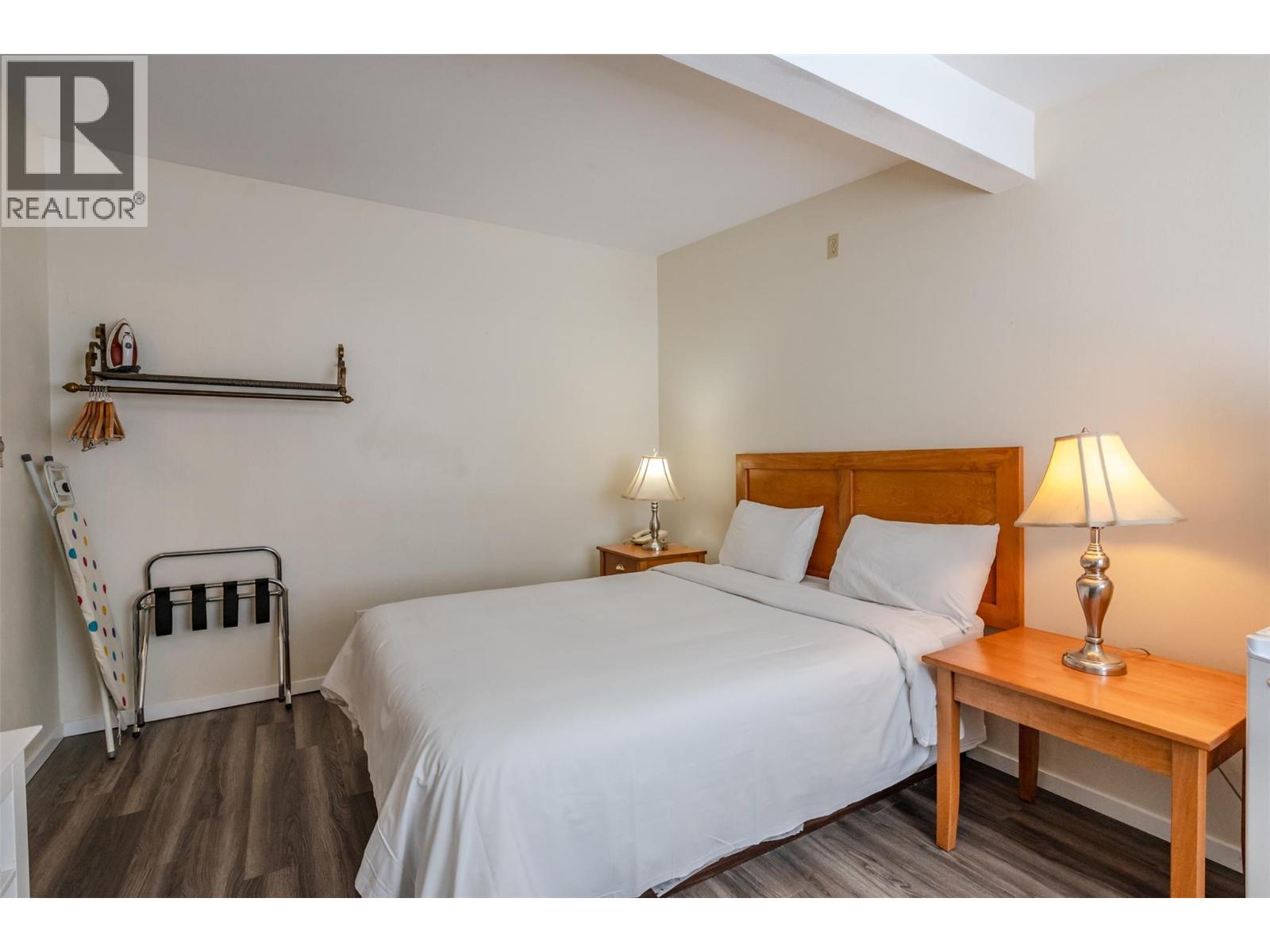  6203 Willow Avenue, Summerland