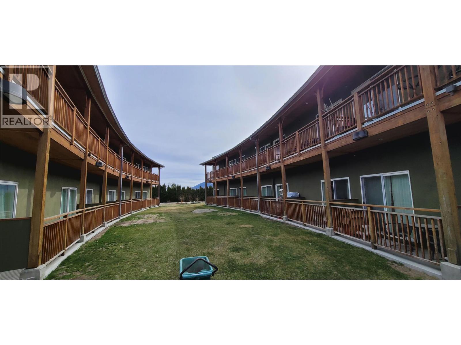  6203 Willow Avenue, Summerland