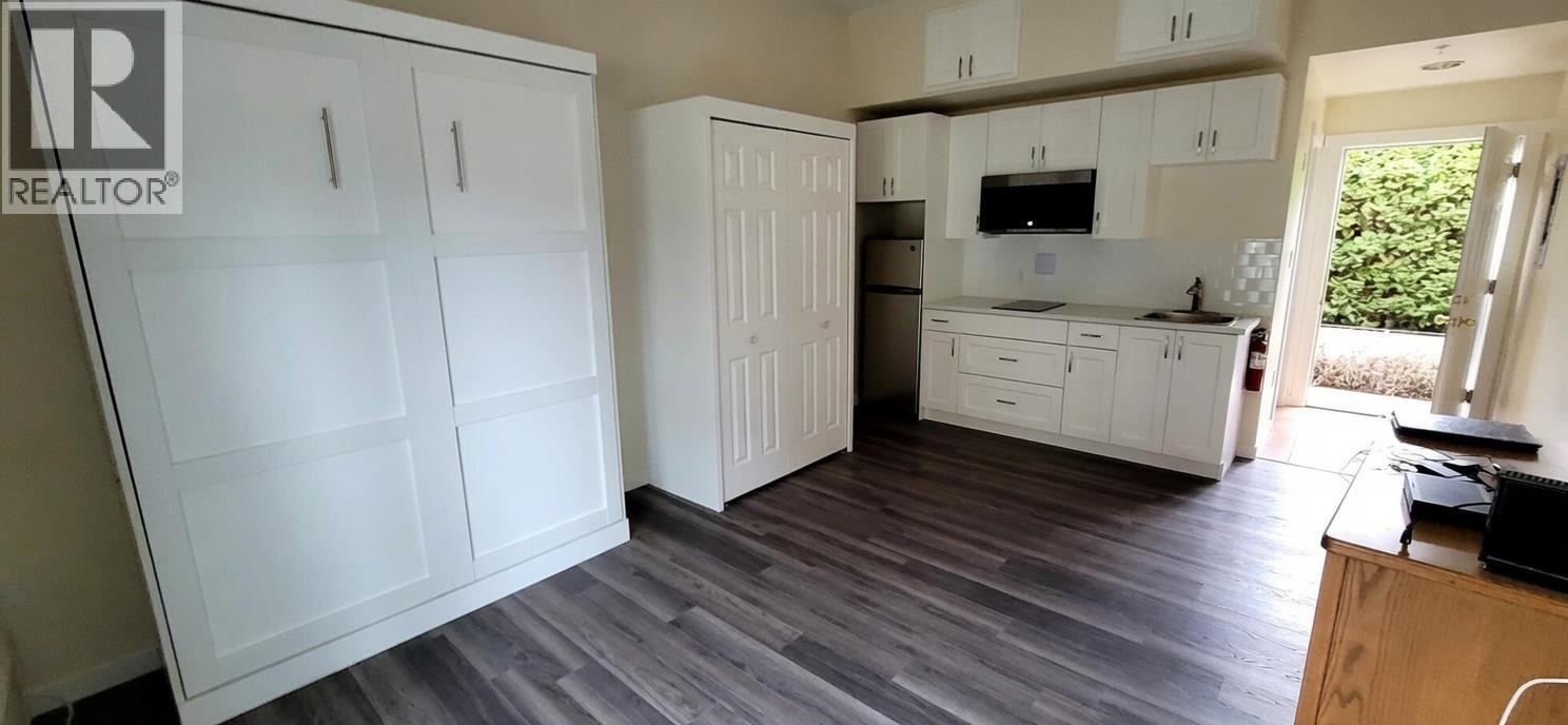 6203 Willow Avenue, Summerland