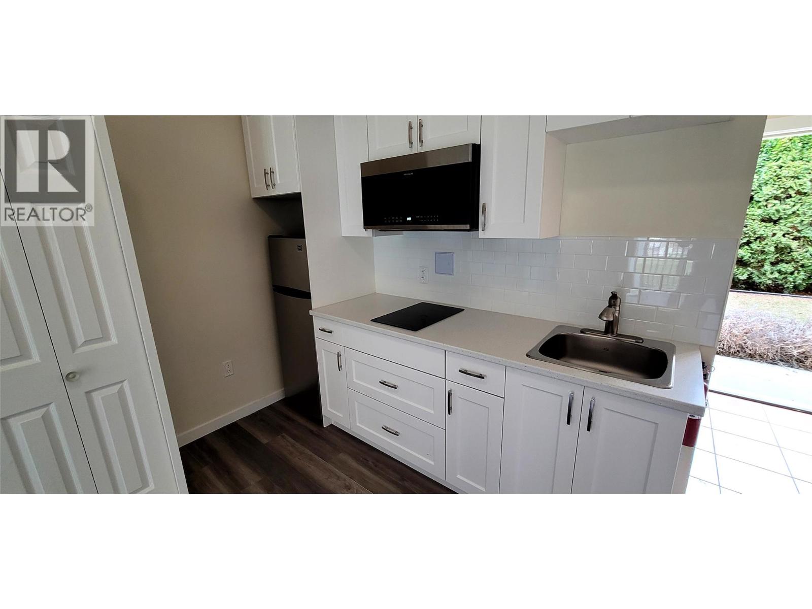  6203 Willow Avenue, Summerland