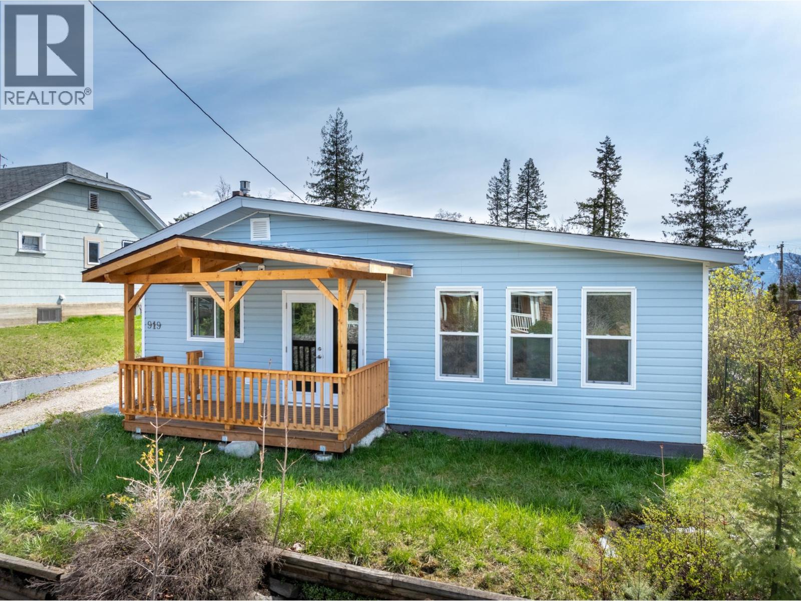 919 REGINA Street - 1