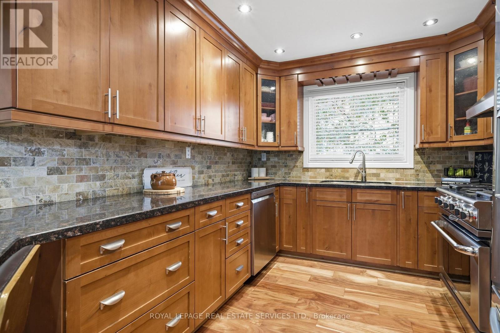 2035 PEN STREET - 14