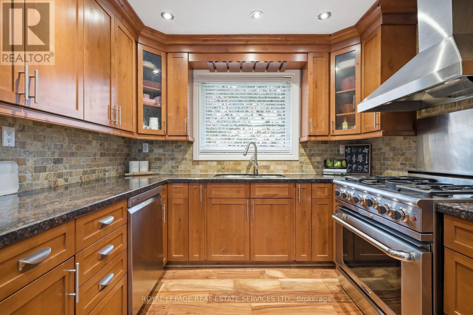 2035 PEN STREET - 16