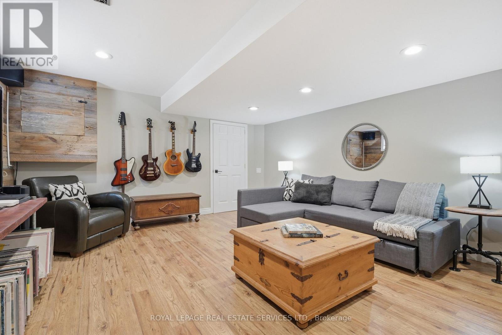 2035 PEN STREET - 29