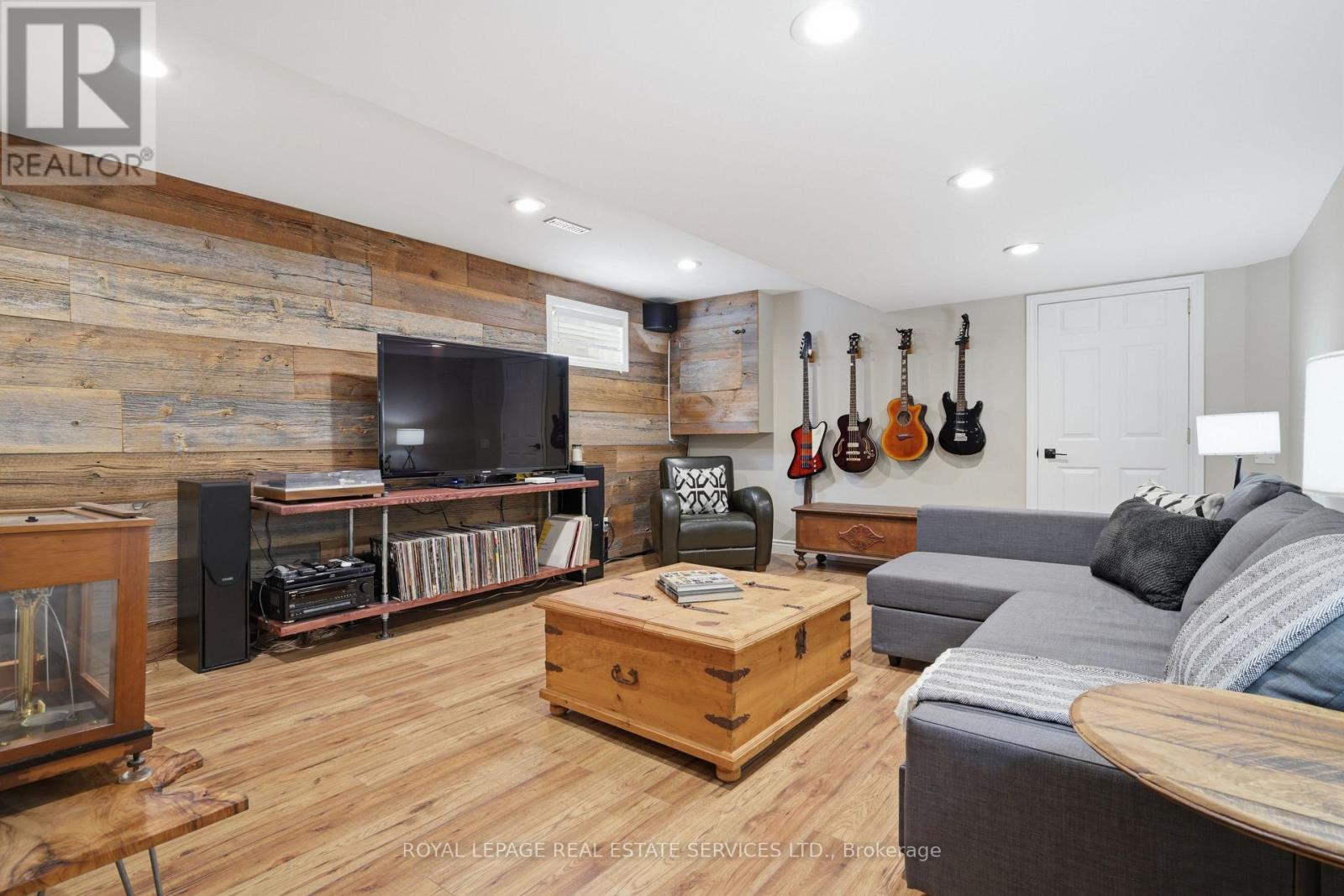 2035 PEN STREET - 28
