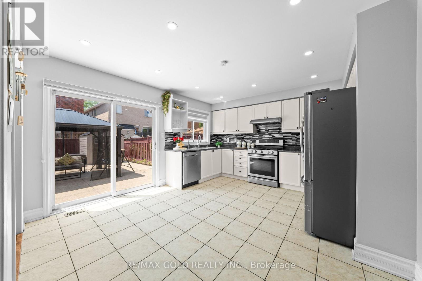 8 BAYRIDGE DRIVE - 10