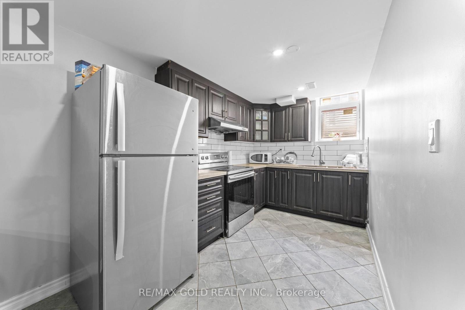 8 BAYRIDGE DRIVE - 23