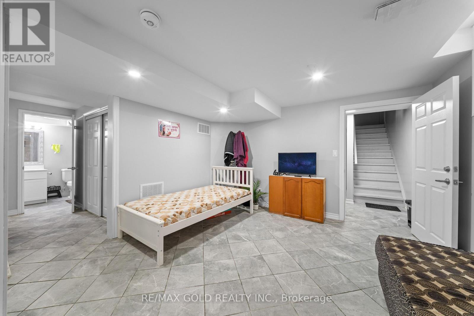 8 BAYRIDGE DRIVE - 24