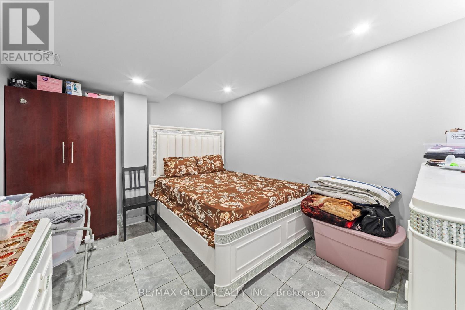 8 BAYRIDGE DRIVE - 25