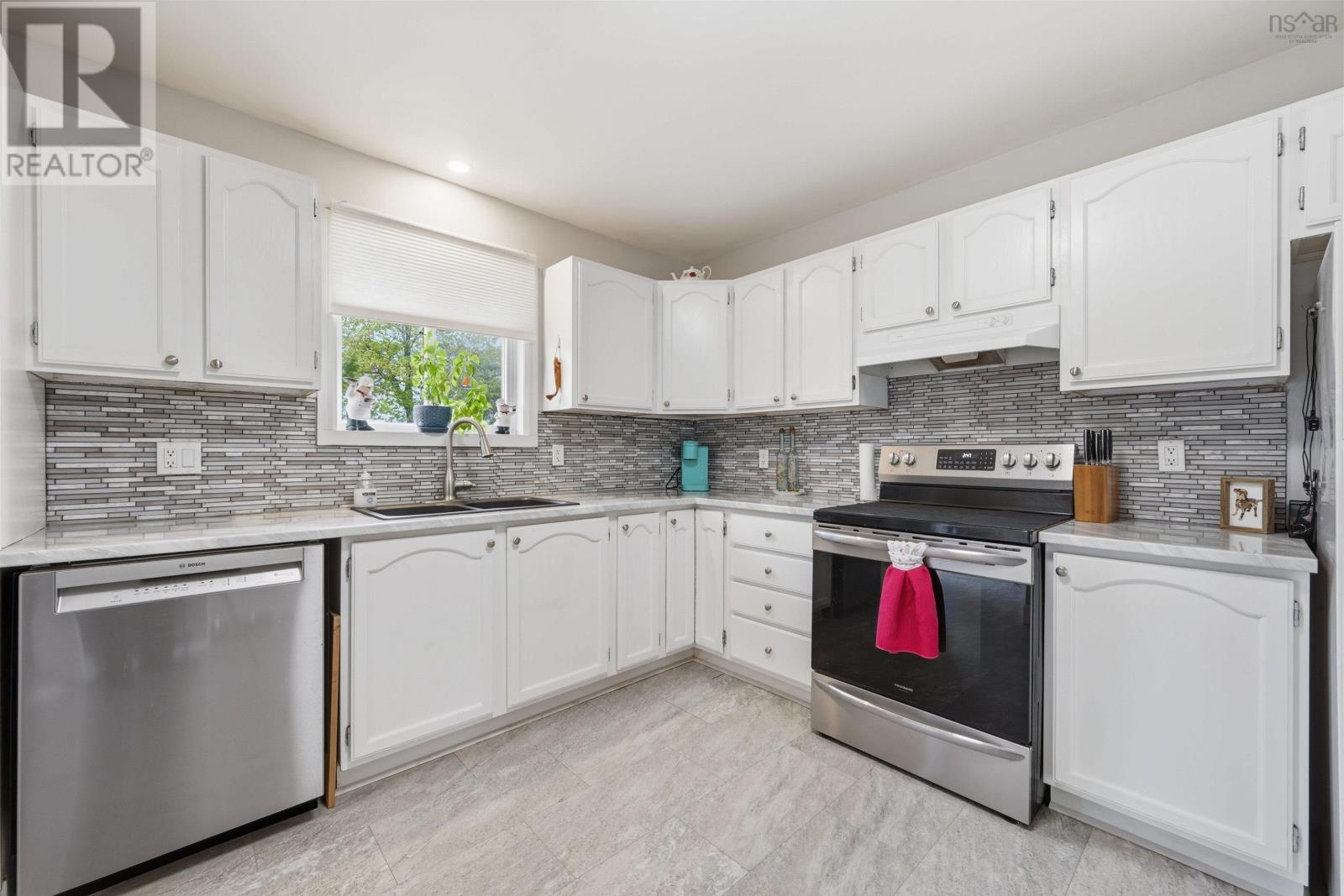 54 Cartier Crescent - 13