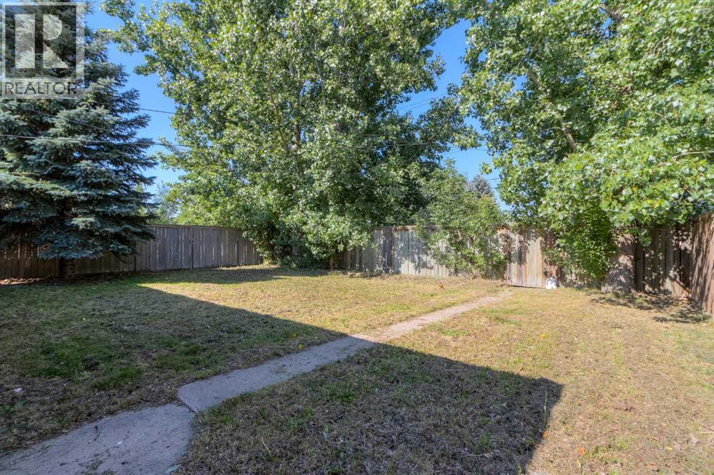 830 9 Street N - 35