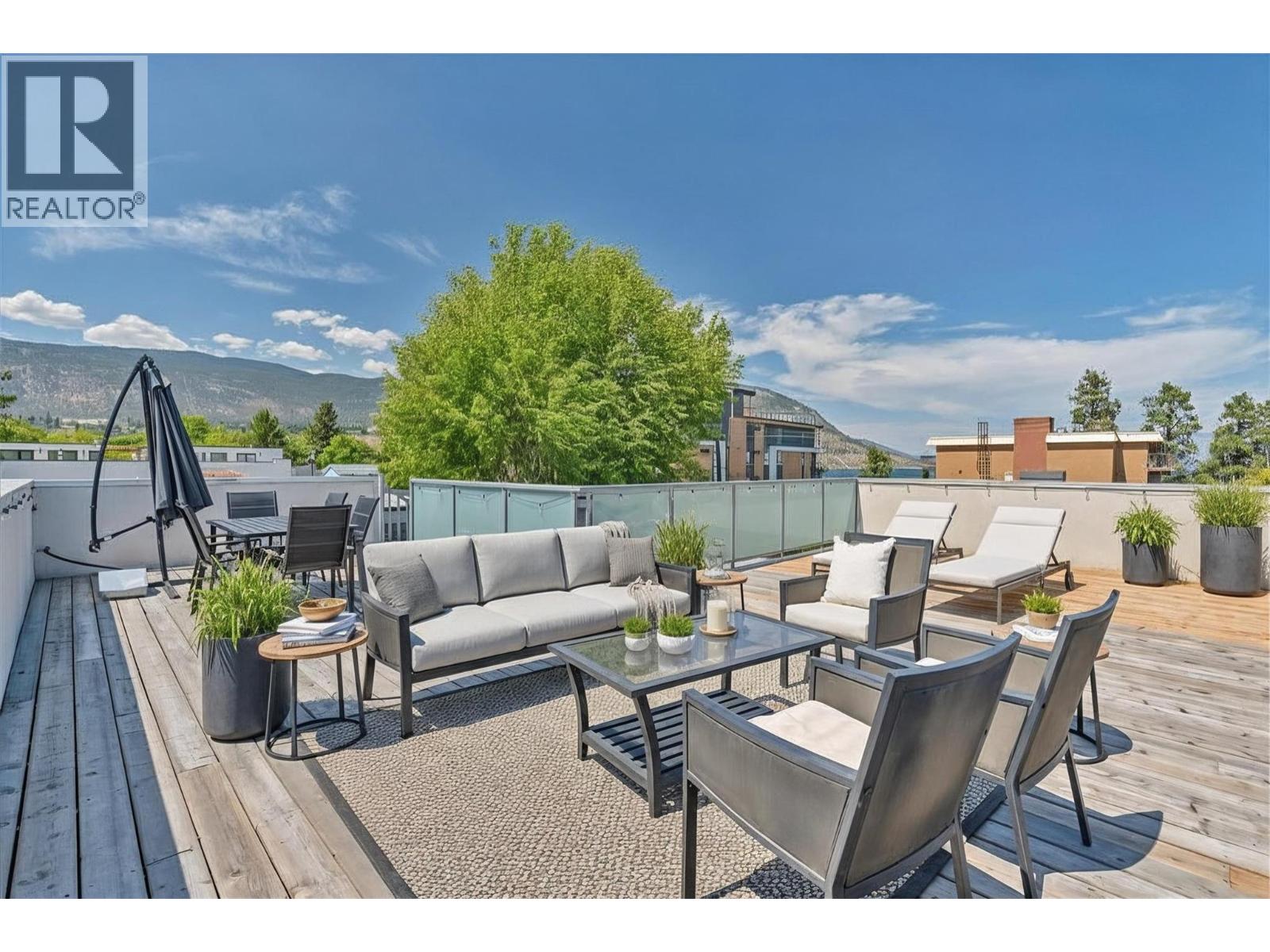 581 Churchill Avenue - 36