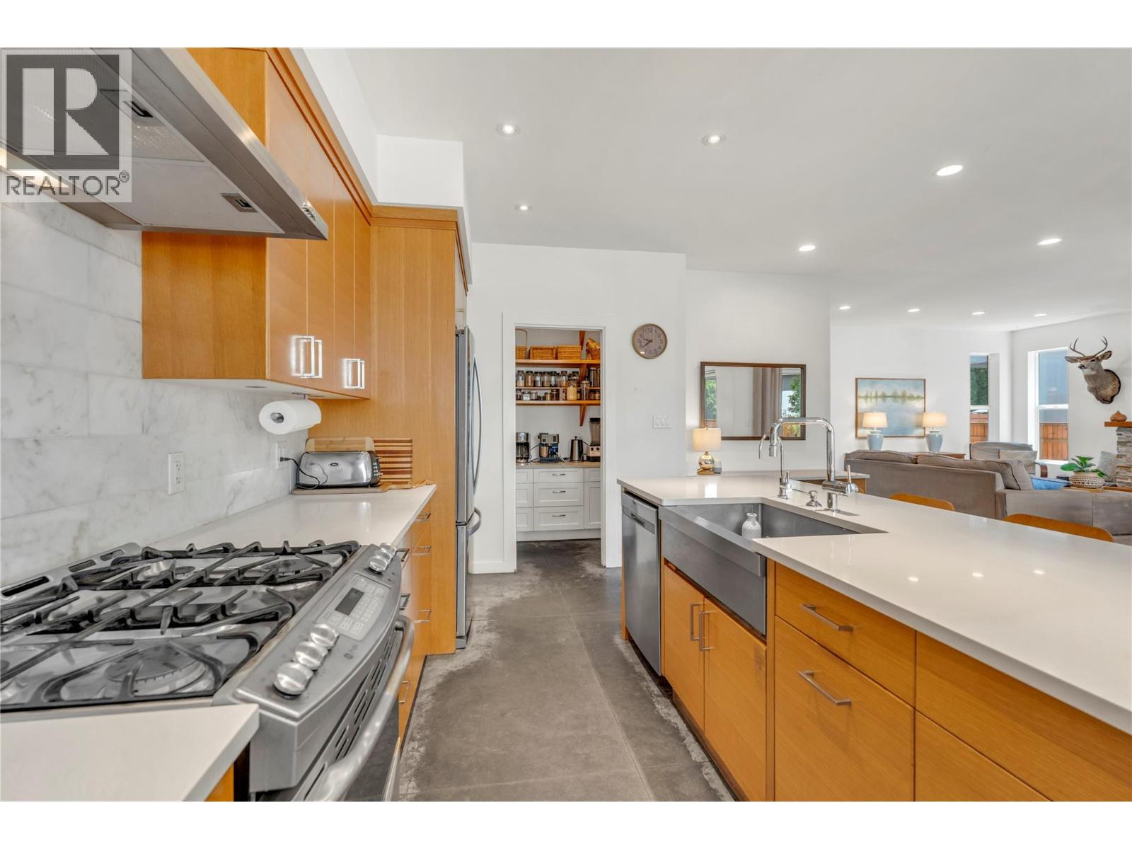 581 Churchill Avenue - 10