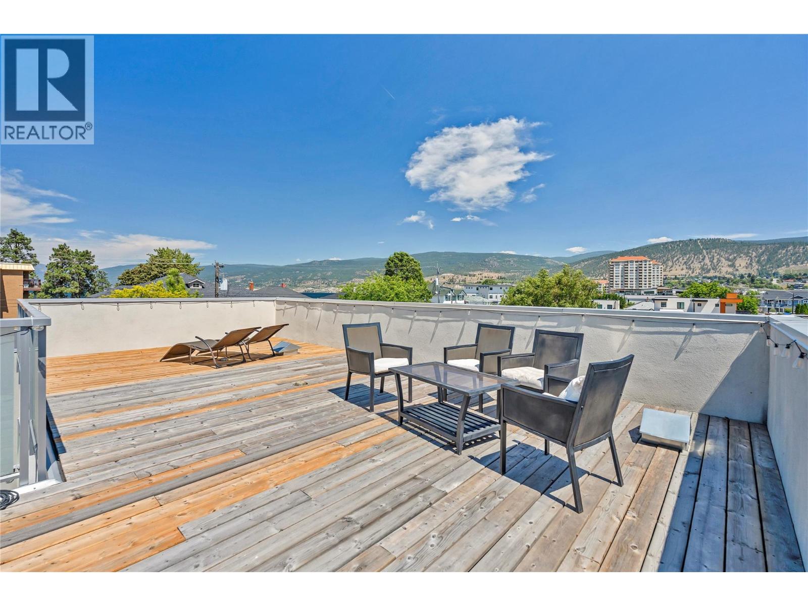 581 Churchill Avenue - 41