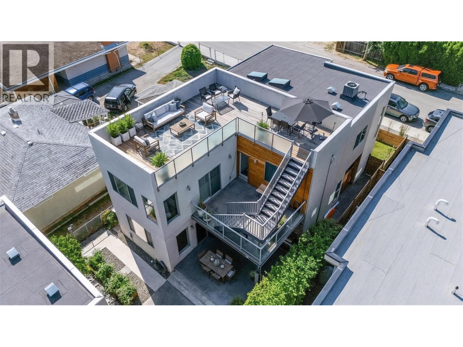 581 Churchill Avenue - 44