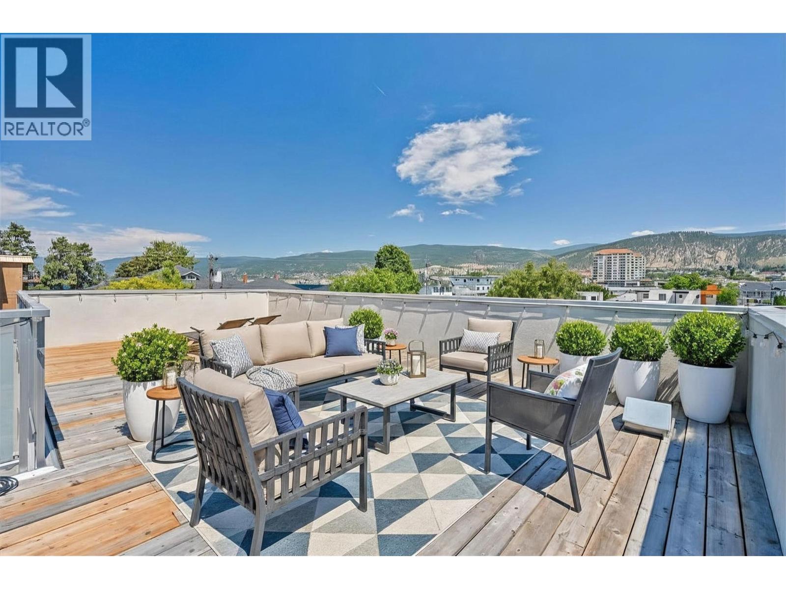 581 Churchill Avenue - 40