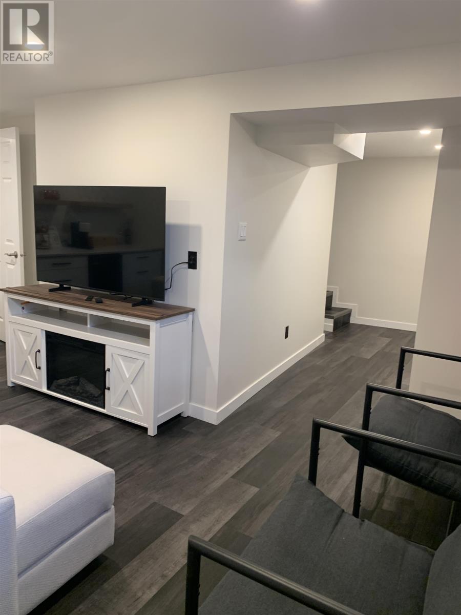 401 Christina Street W - 21