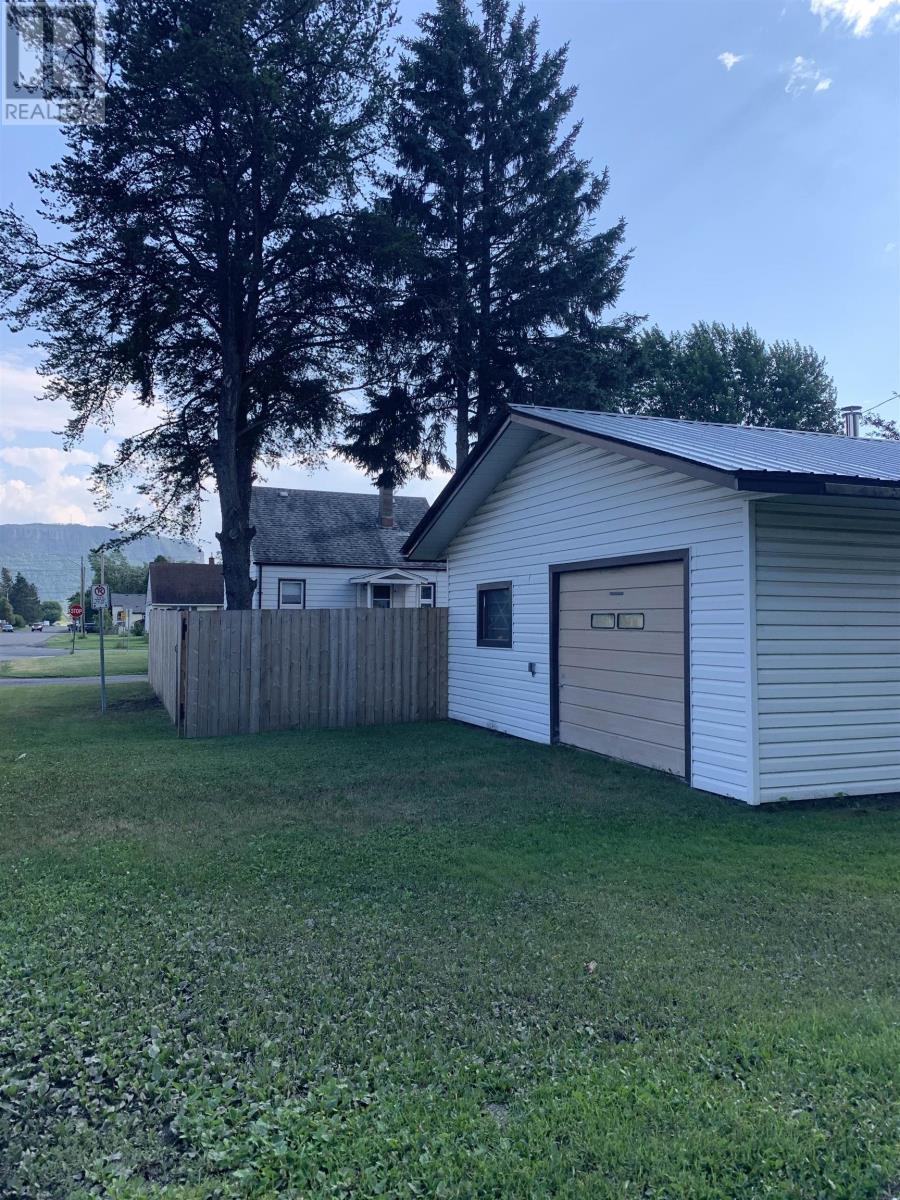 401 Christina Street W - 3
