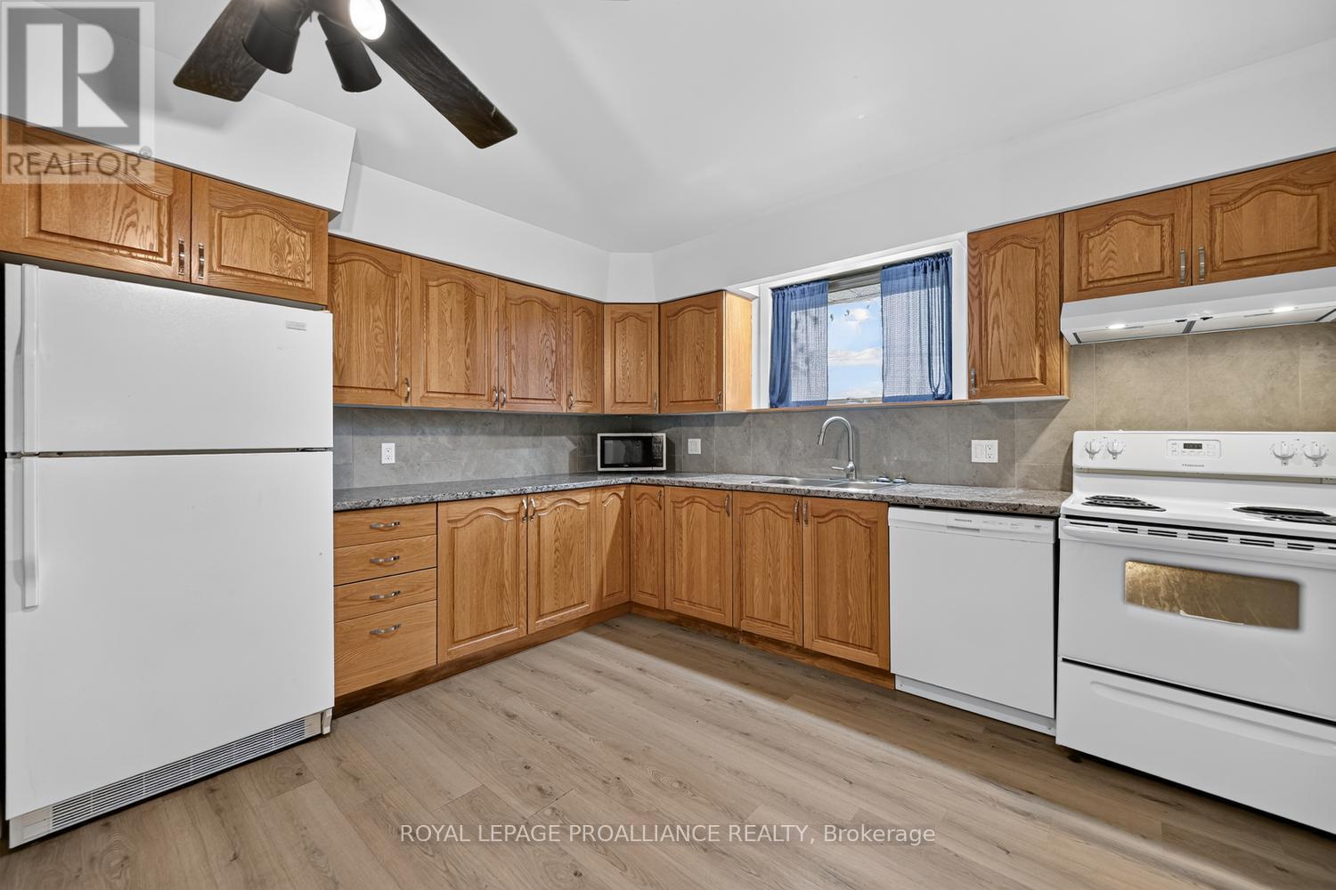 415 RAILWAY AVENUE - Image 11