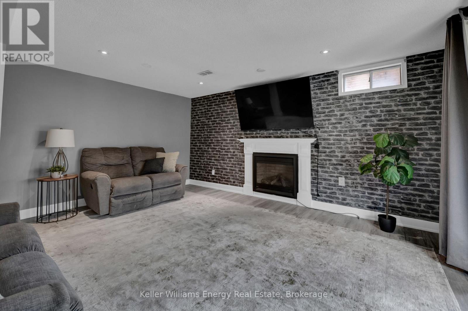 25 FIELDVIEW CRESCENT - 26