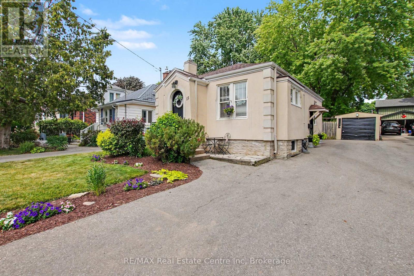 15 ELGIN STREET N - 1