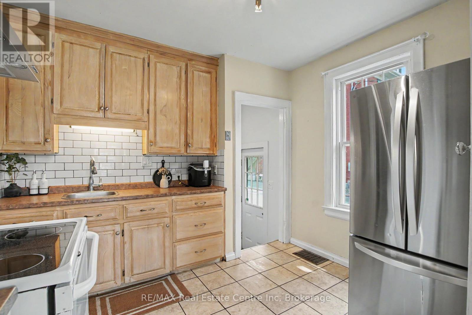 15 ELGIN STREET N - 10