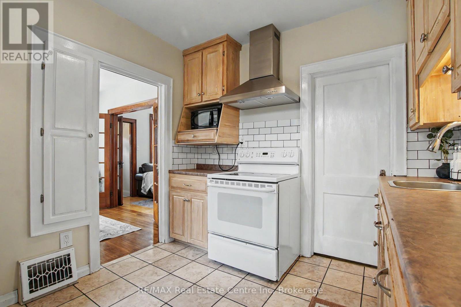 15 ELGIN STREET N - 11