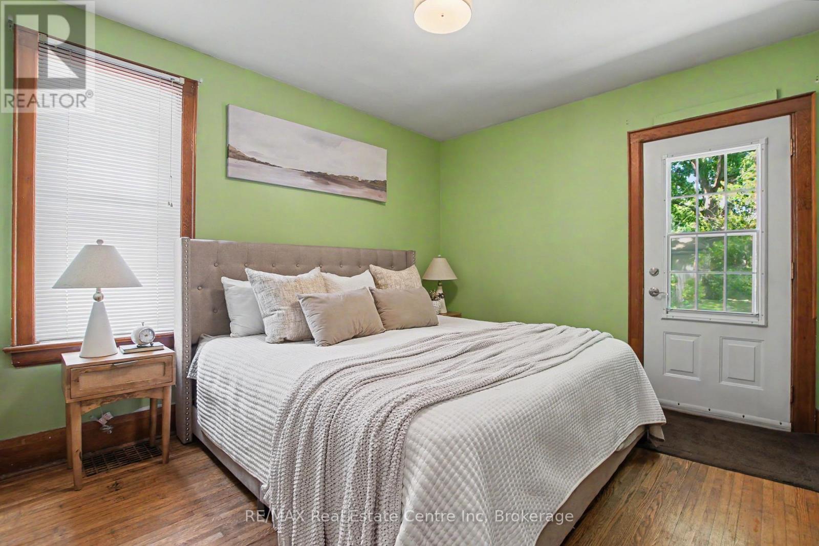 15 ELGIN STREET N - 12