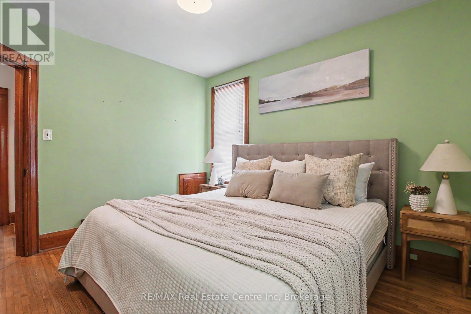 15 ELGIN STREET N - 13
