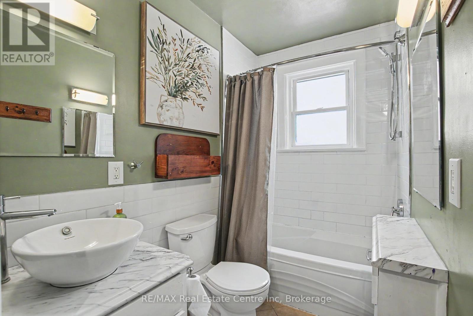 15 ELGIN STREET N - 15