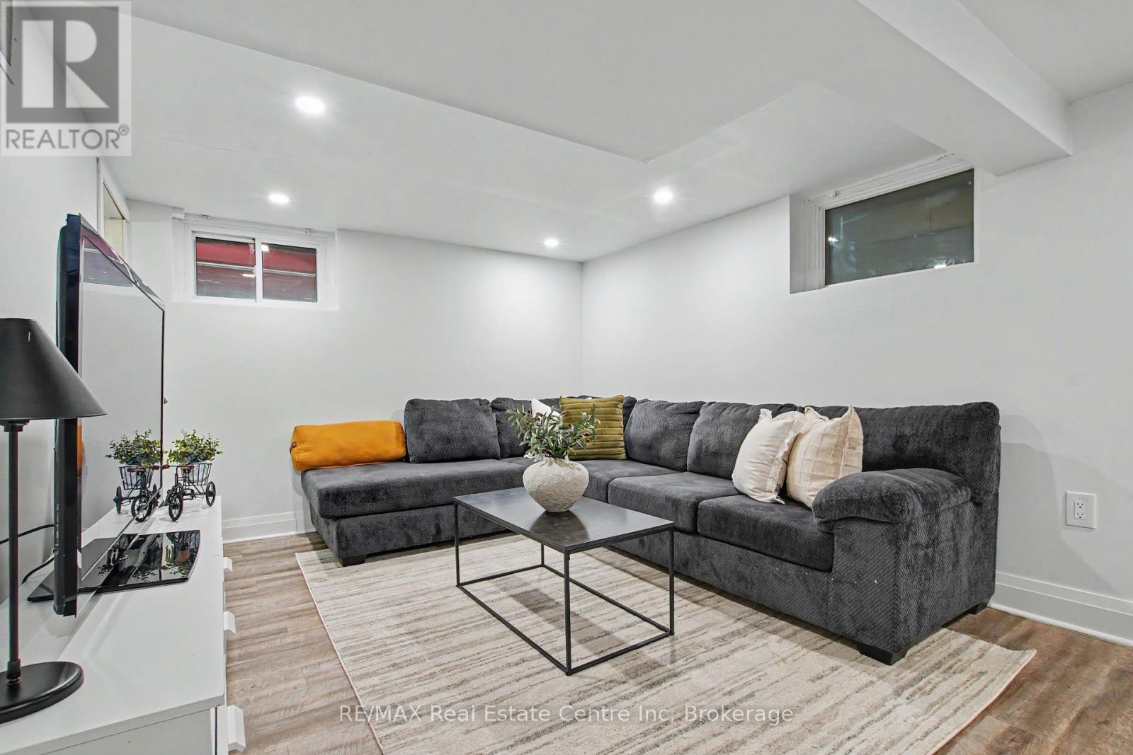 15 ELGIN STREET N - 16